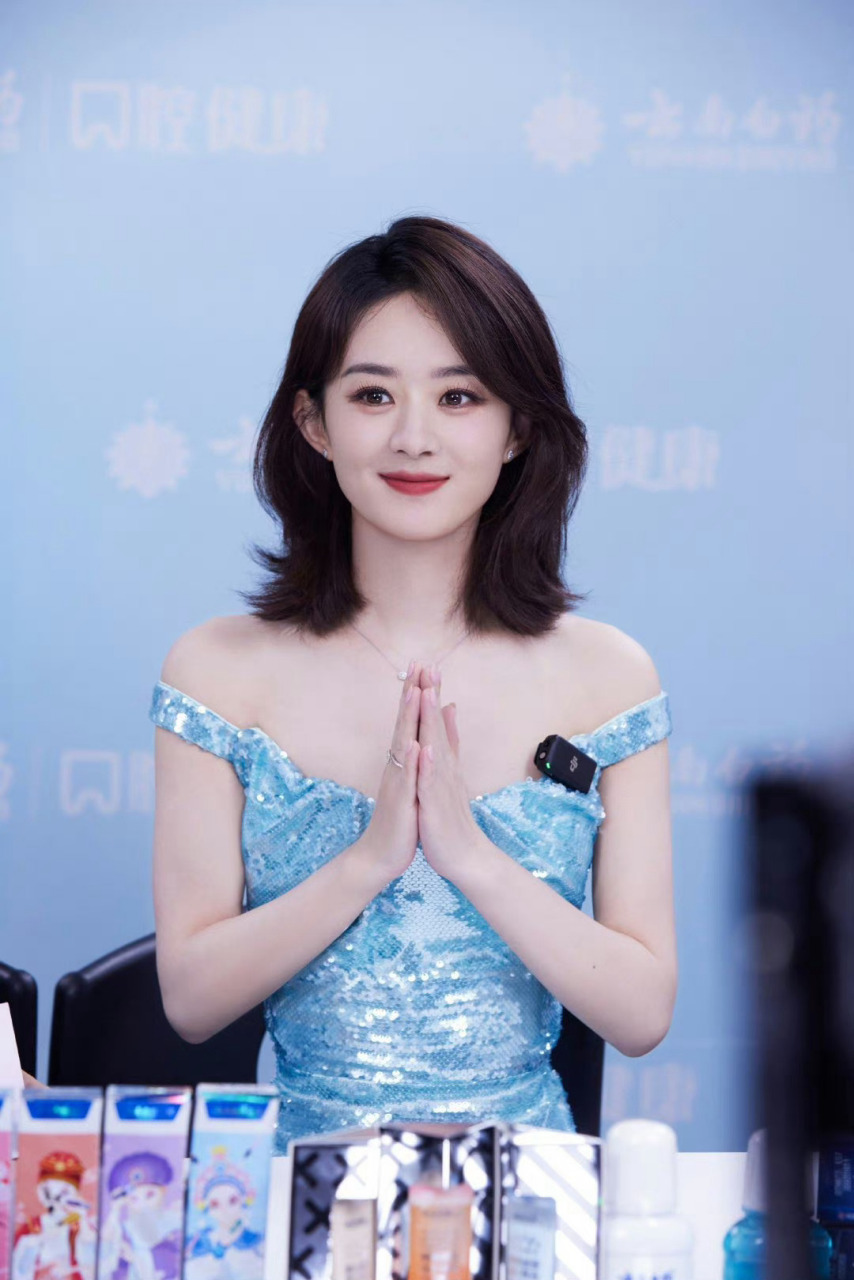 赵丽颖身着蓝色亮片鱼尾裙,搭配银色高跟,乌发红唇,复古又轻盈.