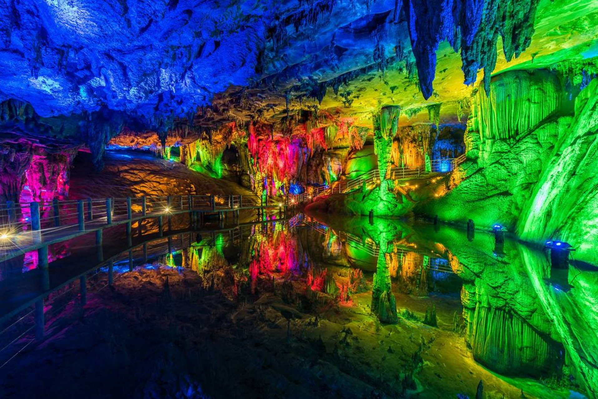 绵阳中华洞天溶洞,这里面的钟乳石形态各异,真是太神奇了.