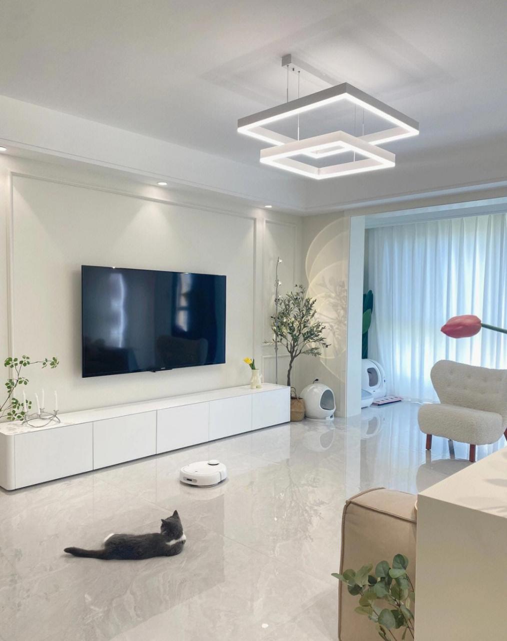 入住新家一年了,蕞不后悔的就是打通客餐厅阳台,浅灰色亮面砖通铺,显