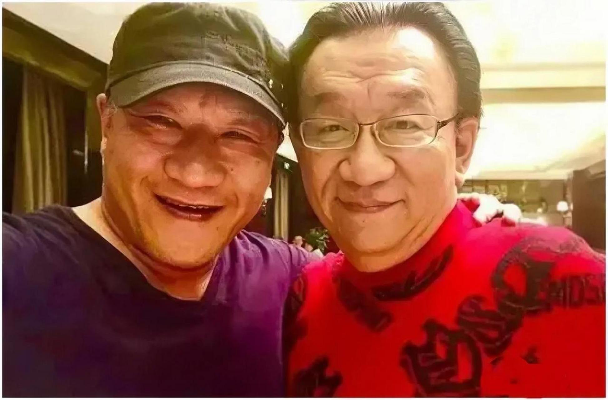 谢东和侯耀文的合影,俩人长得神似,声音也像,说他们是亲兄弟俩没人