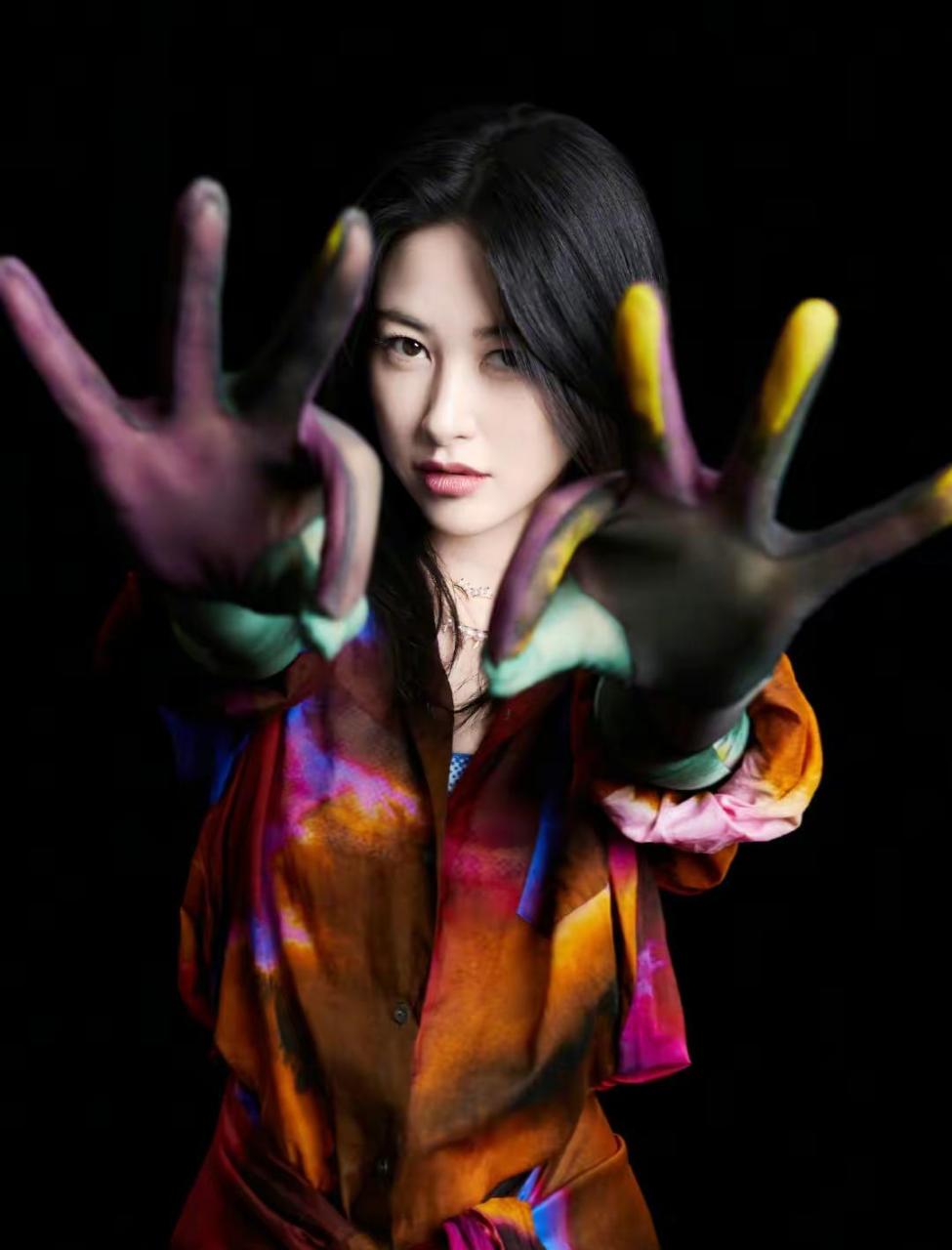 朱珠曾经被评为全球最美的面孔之一,不仅肤白貌美气