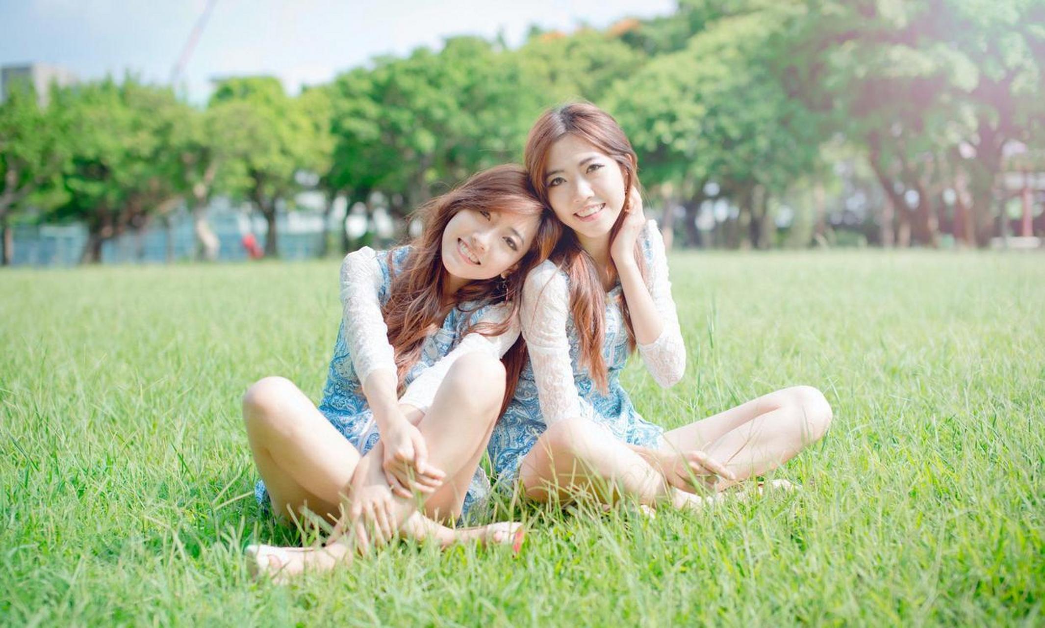 户外姐妹花清新人像摄影美图