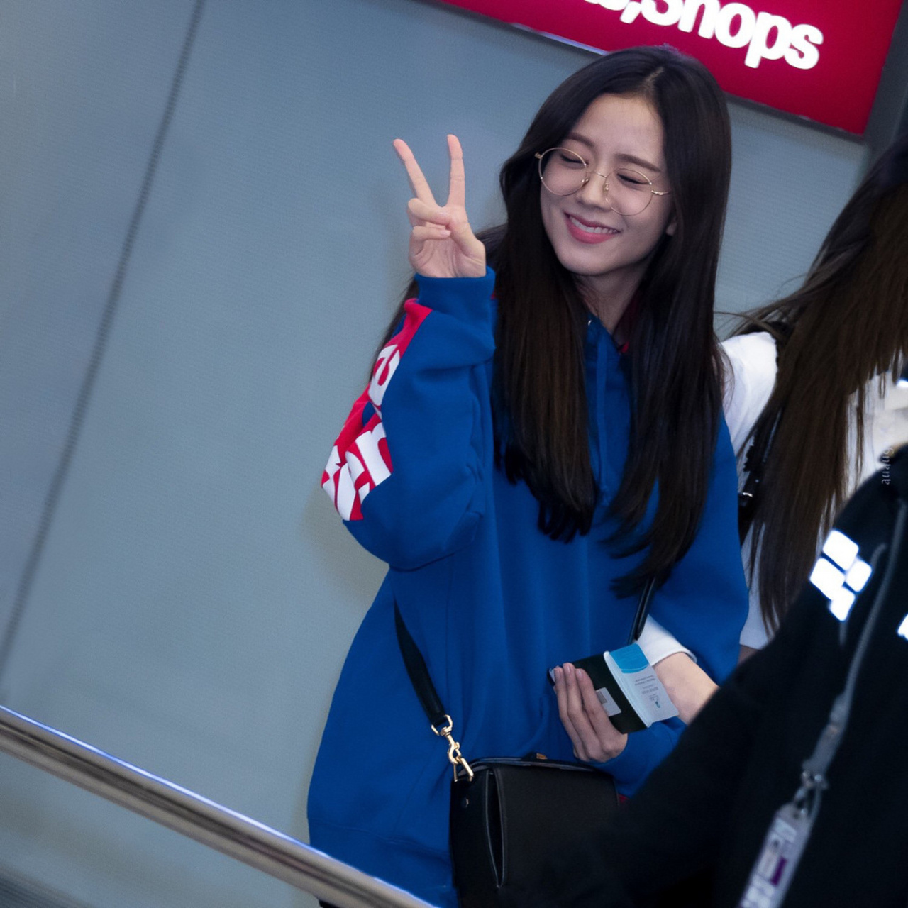 blackpink成员穿搭 kimjisoo日常私服穿搭分享 卫衣|supreme 裤子