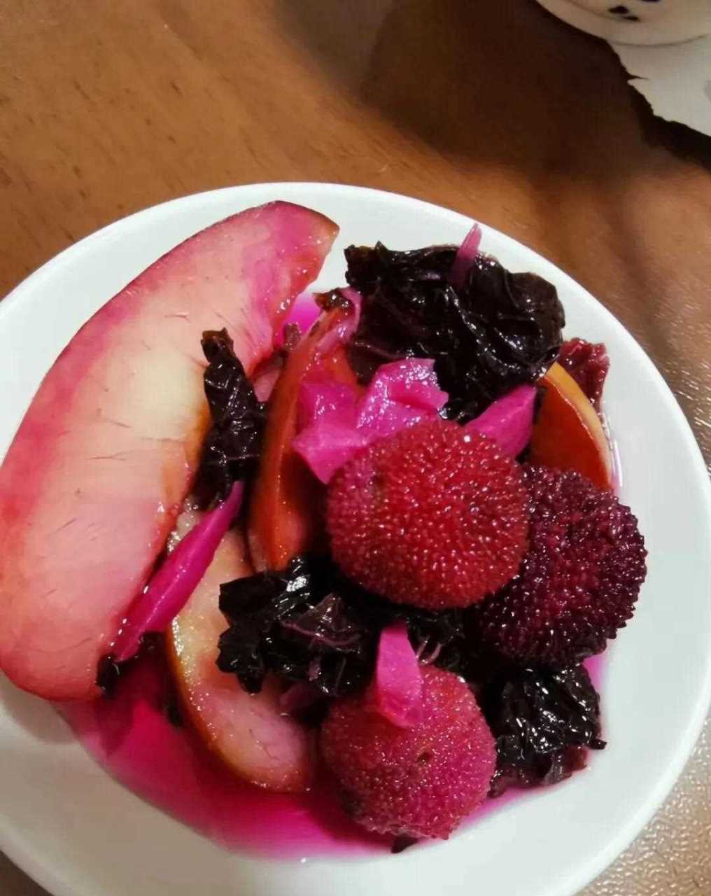 紫苏杨梅加桃子,酸酸甜甜,还有浓郁的紫苏香味,还加入了姜丝,祛寒