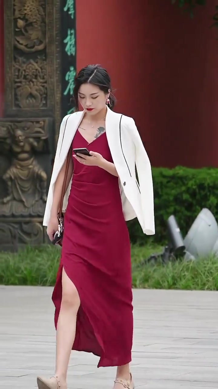 红色吊带连衣裙搭配白色西服外套,时尚大方优雅知性