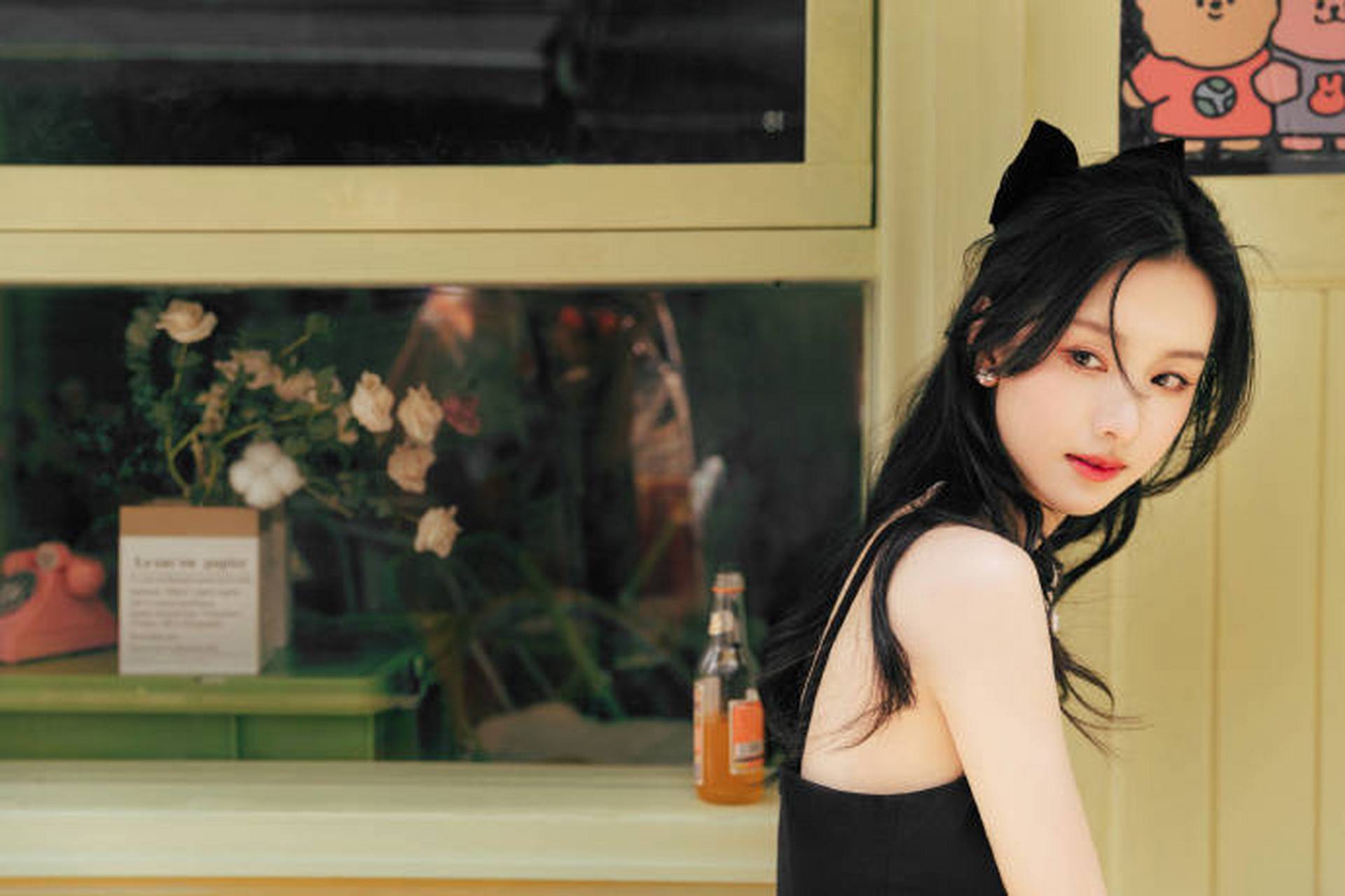 陈都灵身穿芒果黄短裙,少女感十足!