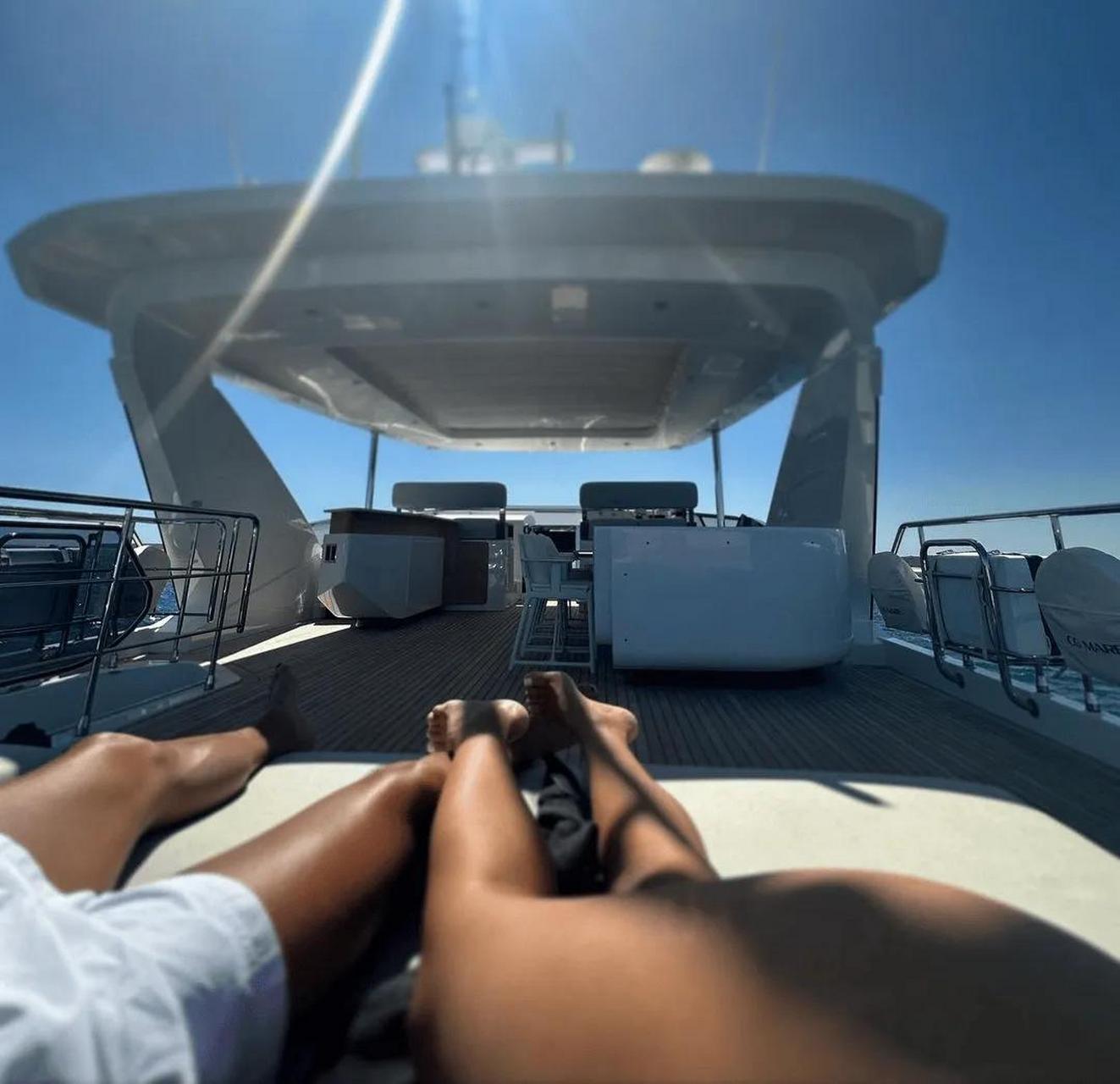 c罗社媒晒自己与女友乔治娜的海边度假照  c罗更新社媒,晒出自己与