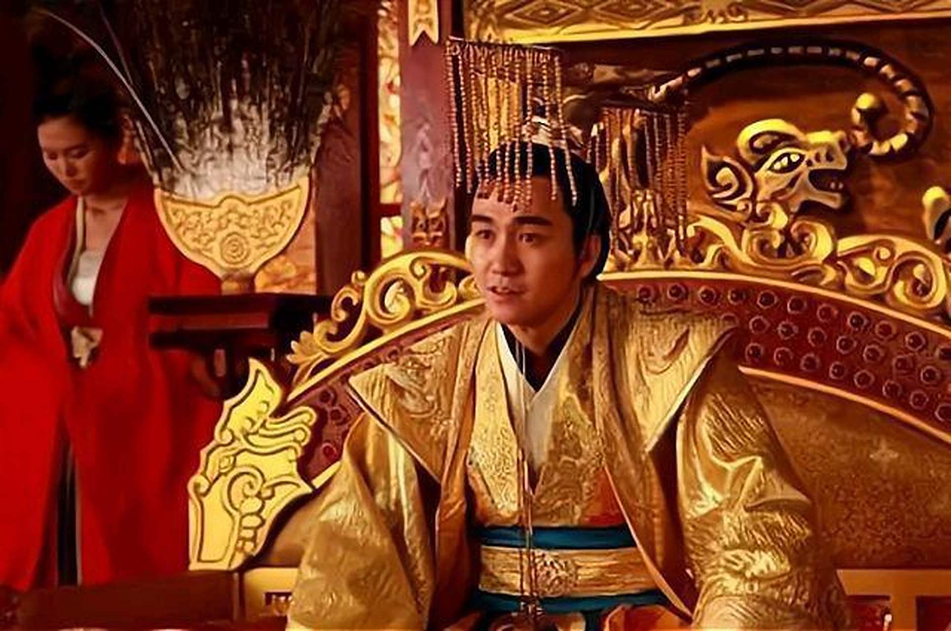 570年,北齐后主高纬正在上朝,膝上坐着贵妃冯淑妃,忽然,他凑到冯淑妃