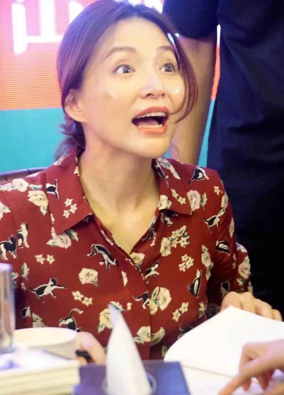 鼎鼎大名的央视一姐董卿素颜不化妆的样子真是一言难尽呀,穿着花衬衫