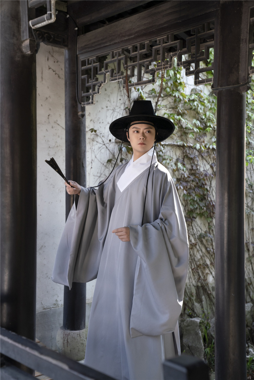 【明样式-道袍】  明朝的道袍是男子的常服,因此在明朝的官员之中非常