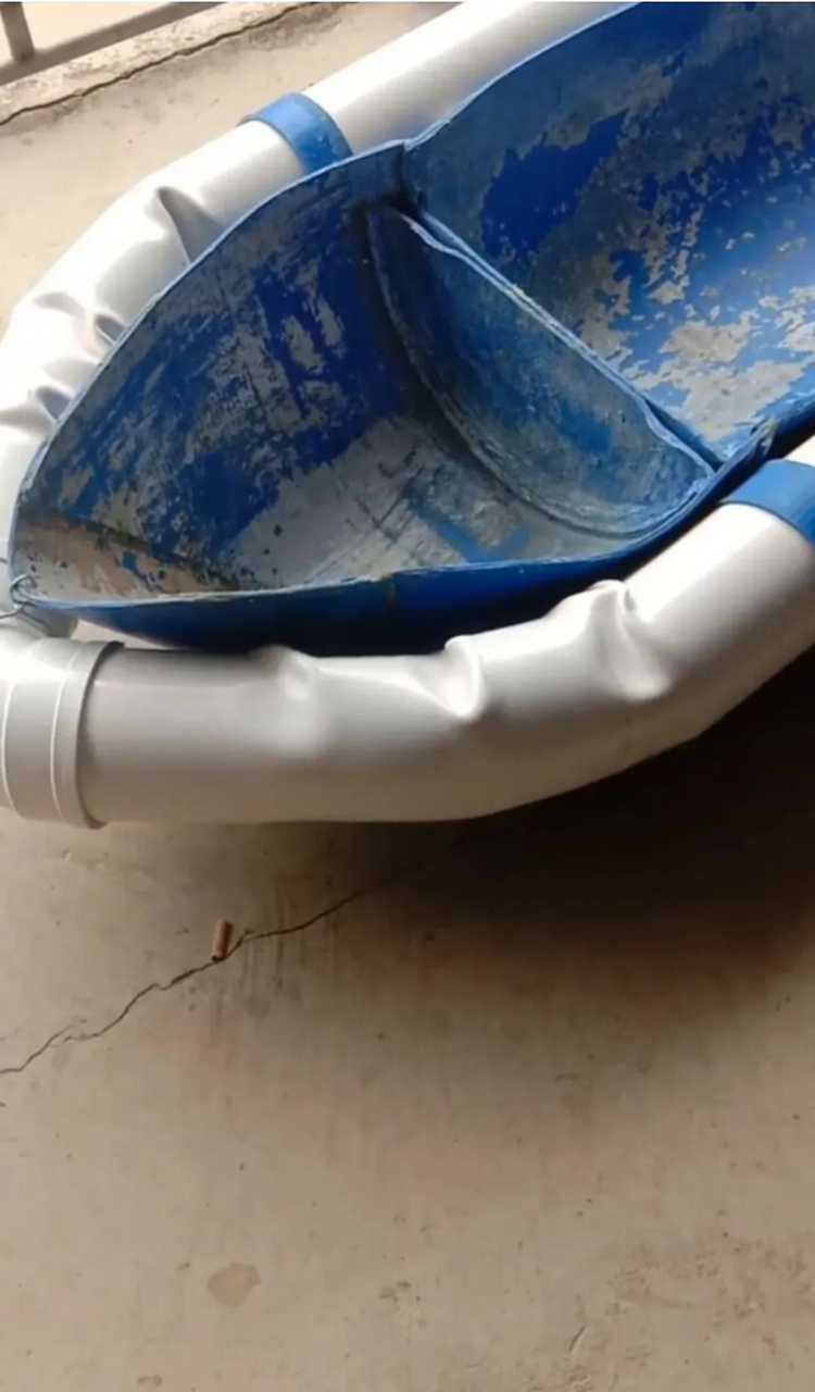 一男子用塑料桶加pvc管做成了一条小船,看着还行,就是不知道靠不靠谱
