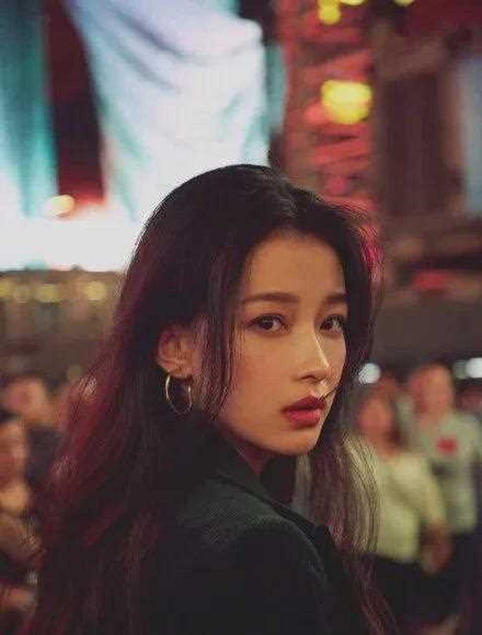 孙怡这组写真满满的复古风,黑色吊带搭配男友风西装,又酷又性感.