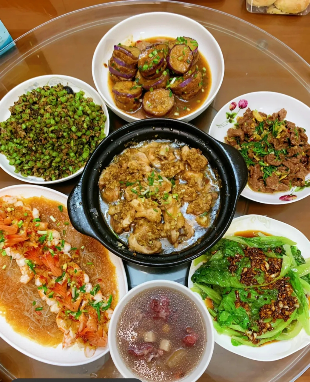 图一,广东小康家庭丰盛的晚饭 图二,江苏小康家庭别致的晚饭 图三