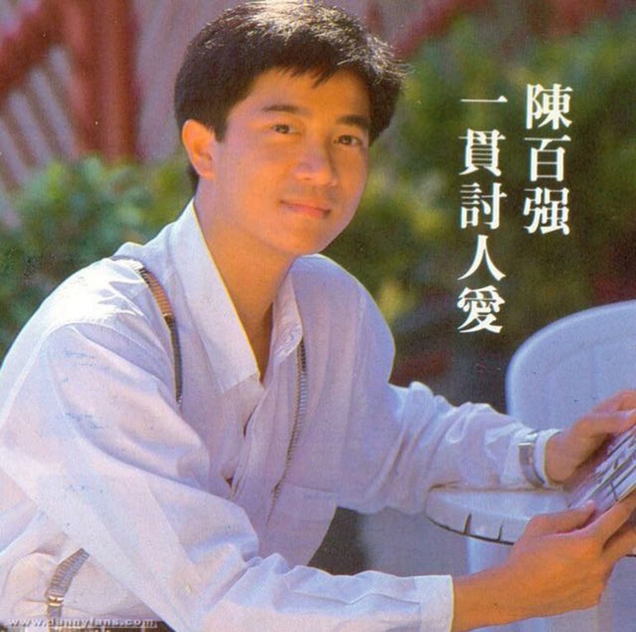 1993年,陈百强去世前的照片,画面中他躺在病床上,身上插满了各种管子