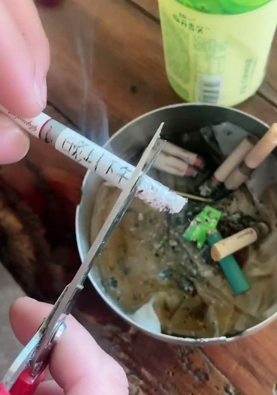 我没钱买烟,只能少抽.[汗]