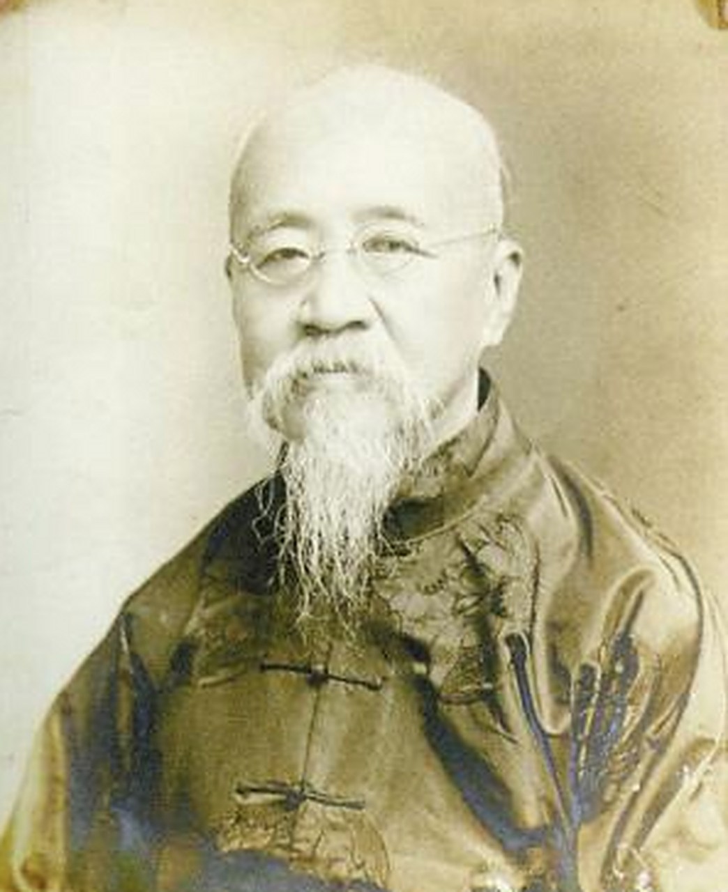公元1908年,罗振玉作为学部参事,身处朝会之中