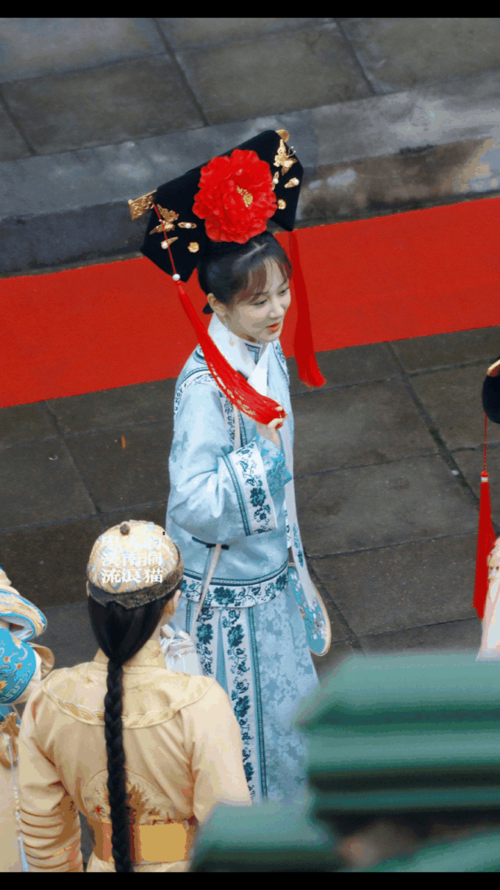 gif创作人#   杨紫还珠格格主题造型路透来啦~ 提问:小猴紫扮演的是