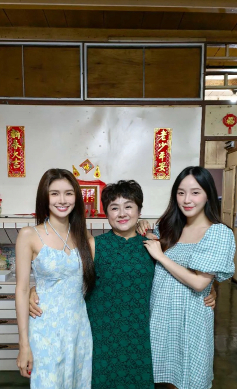 蔡卓宜带王大陆去国外见父母,男方合影略显拘谨,一家人颜值超高.