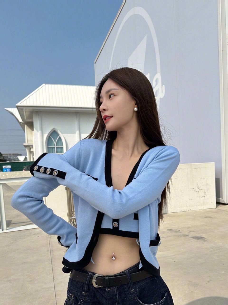 沈梦辰真的很会穿衣服  衣品很好穿搭呼应度高  肚脐的大钻脐钉配露腰