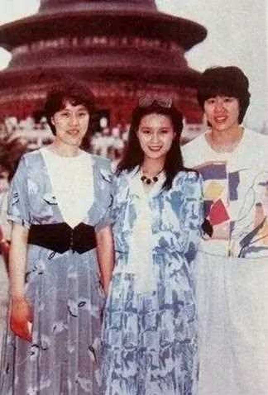 我一直也没有查询到,郎平和张蓉芳中间这个女人到底是谁?