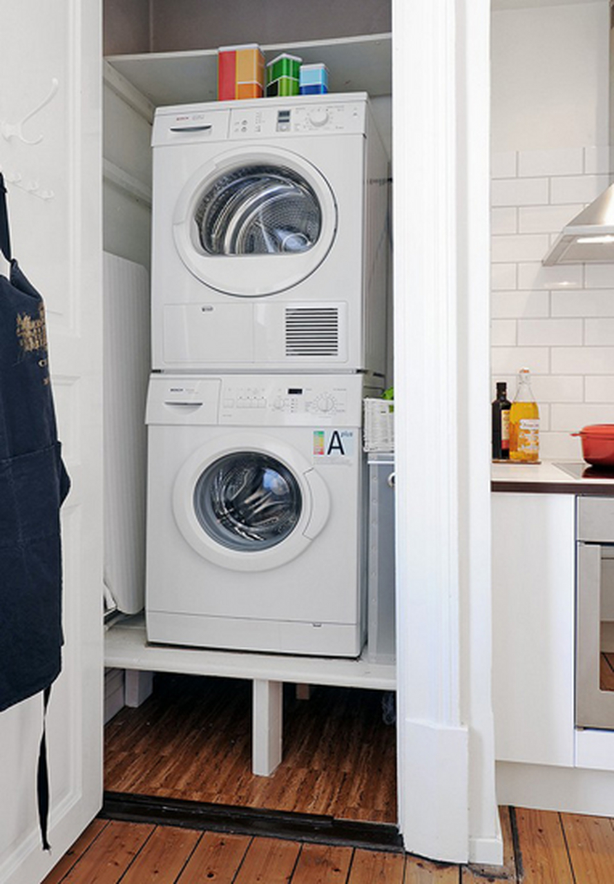 洗衣房的小隔间里叠放的洗衣机和烘干机很省空间,侧面的空间还可以