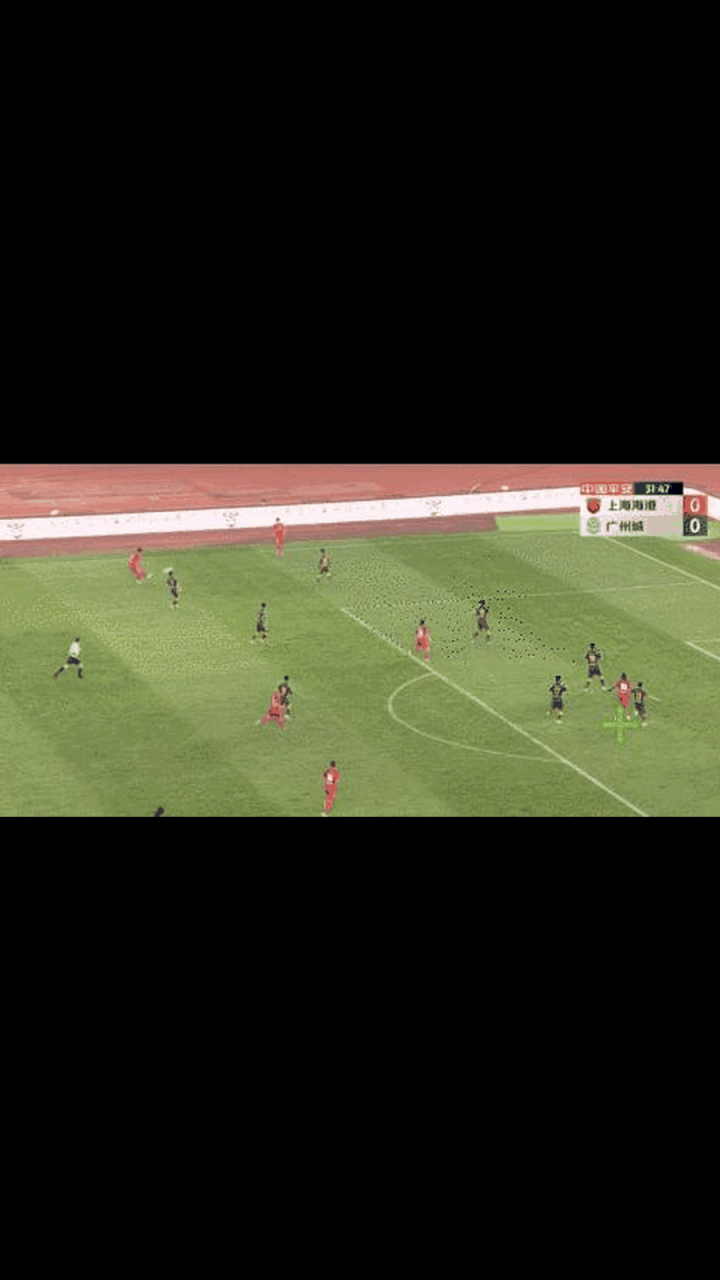 上港利用一记长传冲吊,就打穿广州城队的防线,王燊超头球一顶,就把球