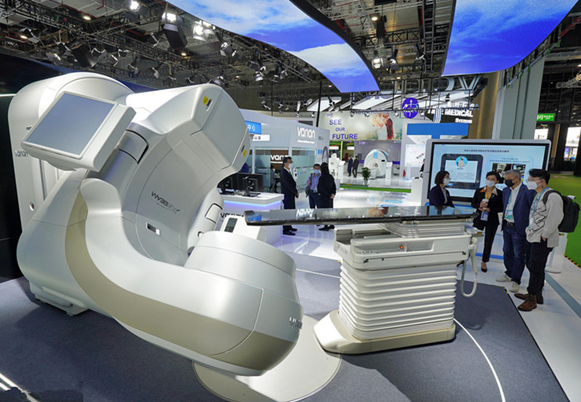 一台进口价1500万元的医疗器械直线加速器,医院以3520万元买入,中间的