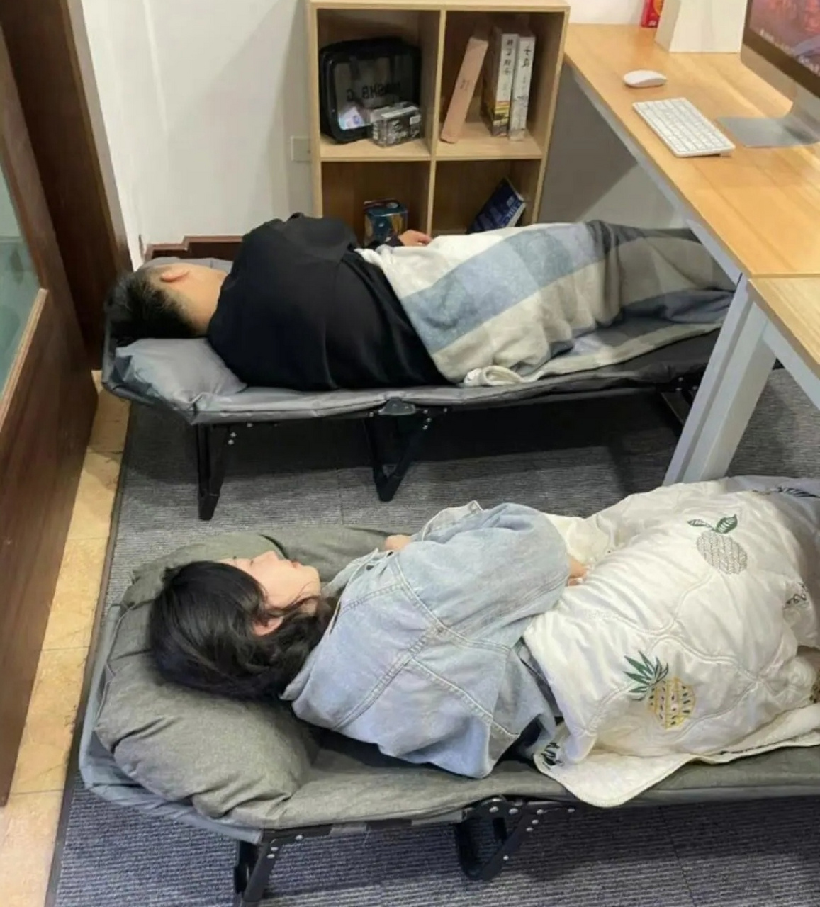 敢在公司这样睡觉的都是社牛吧