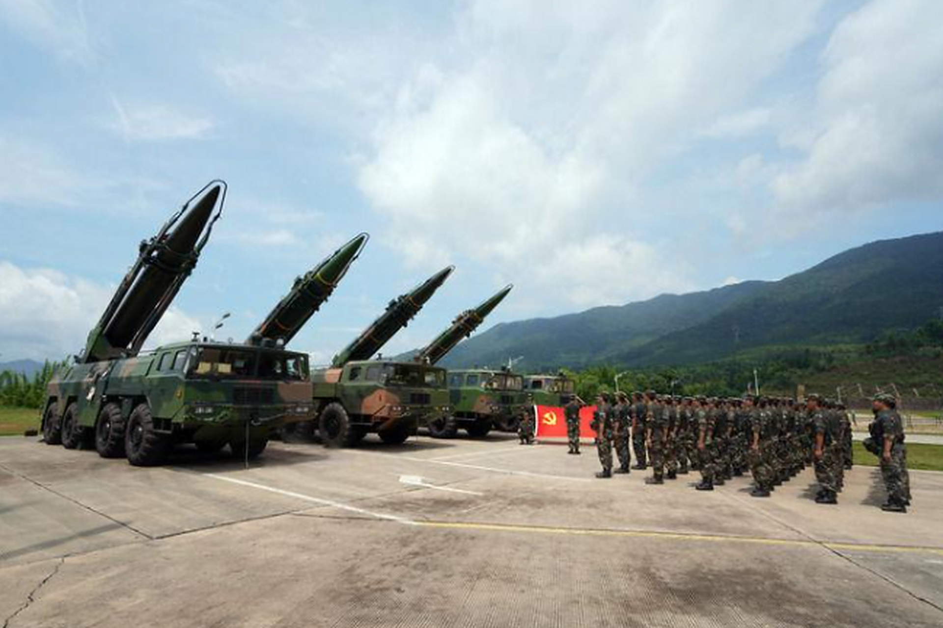 中国火箭军部队的路权有多高?为何导弹车经过路段都要战备戒严?