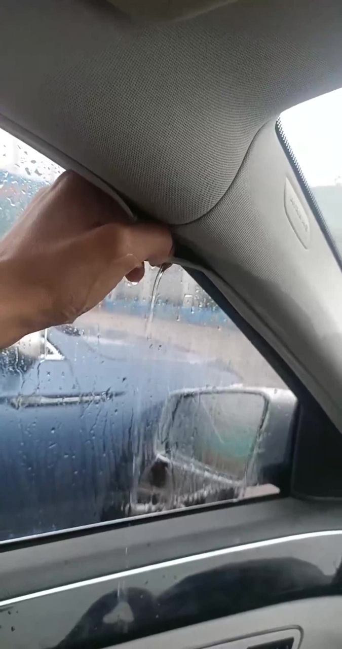 几十万买的奔驰,一下雨变成这样,国产车能有这问题吗!