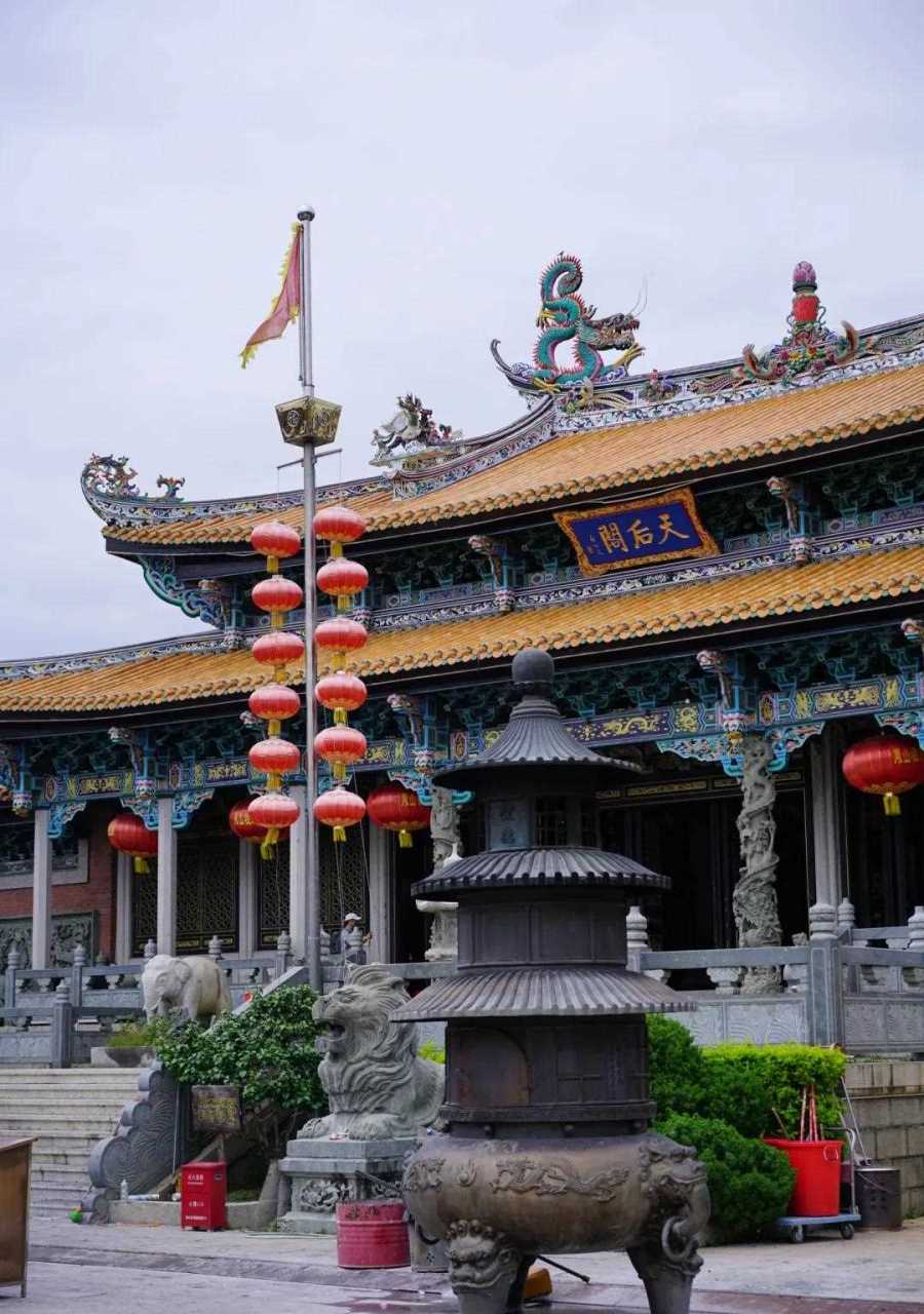 凤山祖庙背靠凤山,绿树成荫,是汕尾人民寻根问祖的圣地,它也是汕尾港