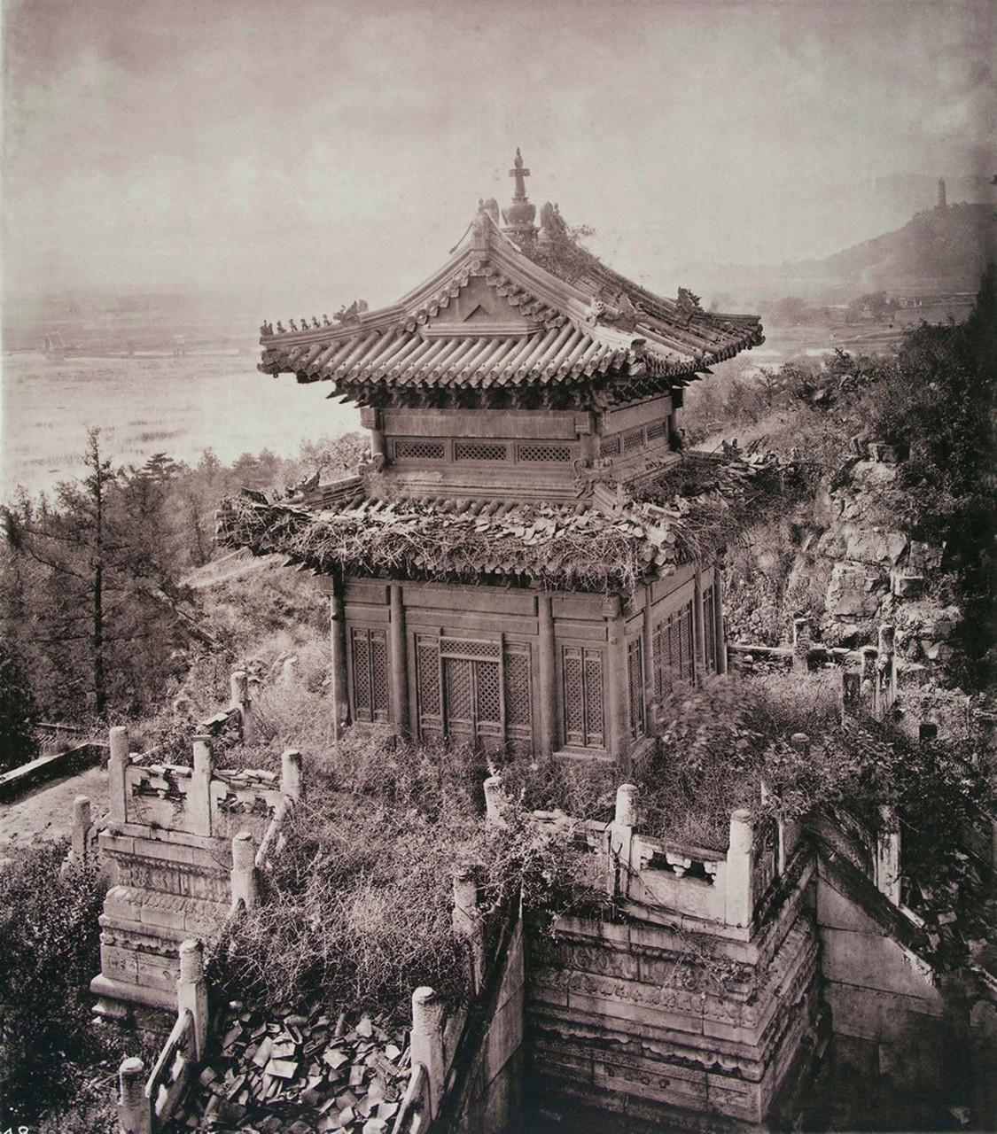 这是1871年之后,由英国摄影师约翰·汤姆森所拍摄到的画面,这个铜亭的