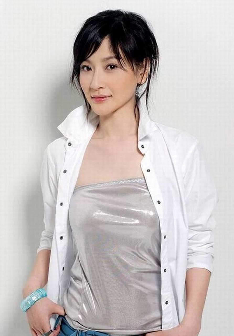 40岁孙宁,颜值未老身材火辣,性感女人味十足