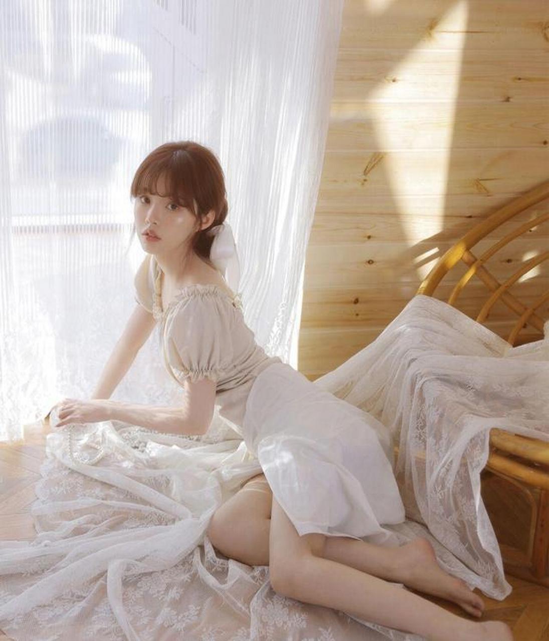 美女图集:白色丝质长裙就是很好看,尤其是美女穿起来更漂亮
