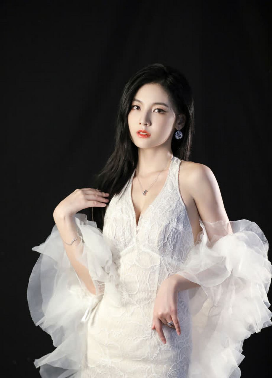 赵粤的身材曲线堪称完美!   #赵粤白衣国风曲塑造#[左捂脸]