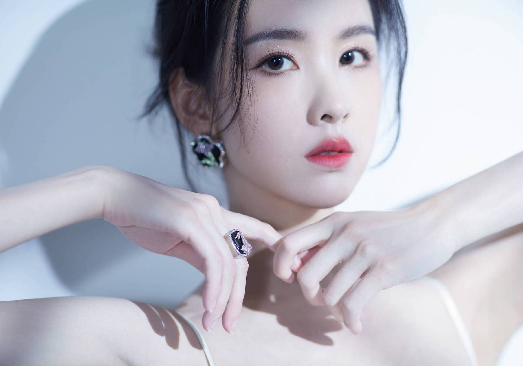 皮肤白皙惊艳全场  近日陈都灵工作室发布一组写真大片,照片中陈都灵