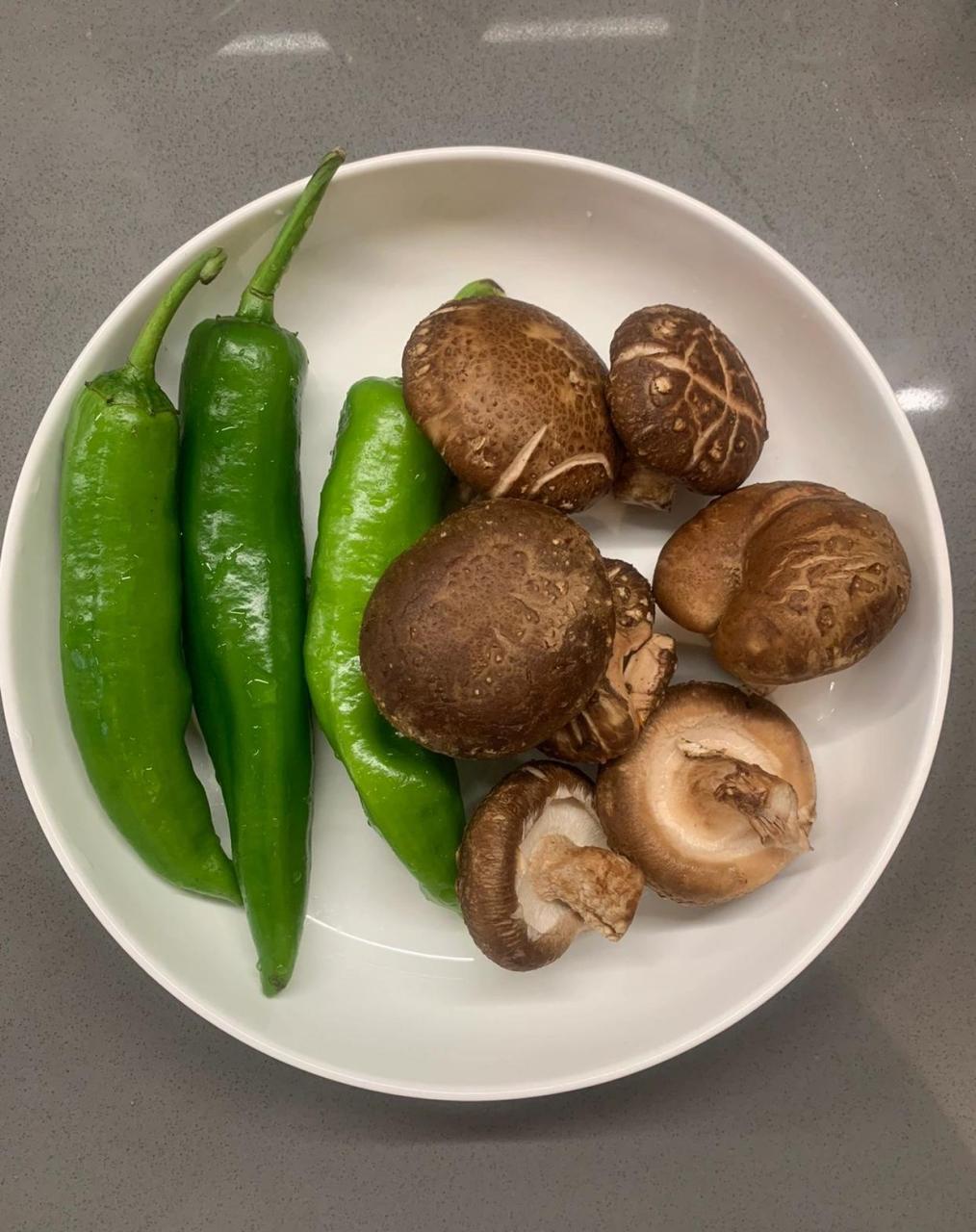 减脂餐[比心]今天给大家分享道香菇炒青椒[比心] 食材:香菇,青椒 做法