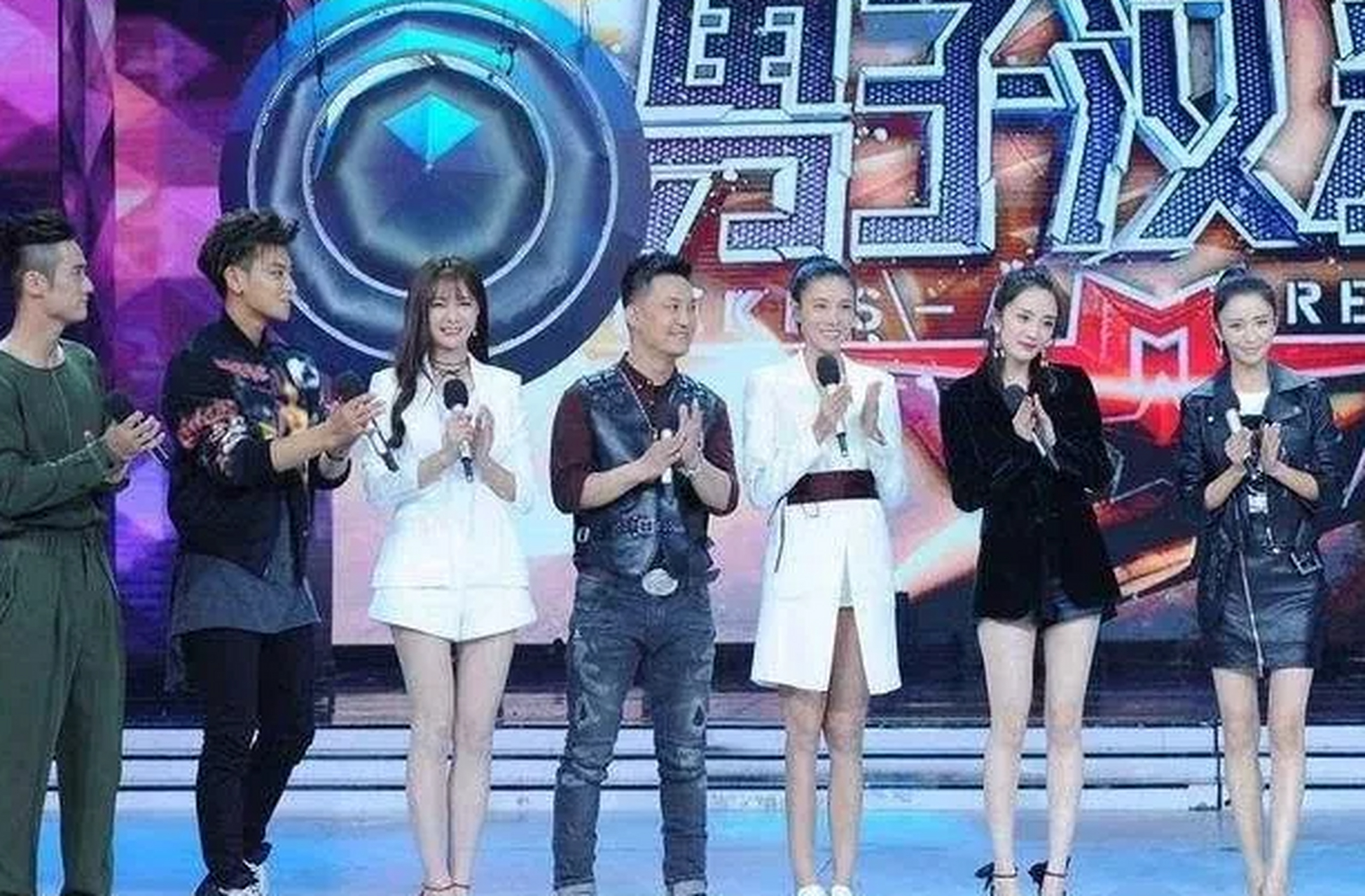 杨幂佟丽娅同台秀美腿!