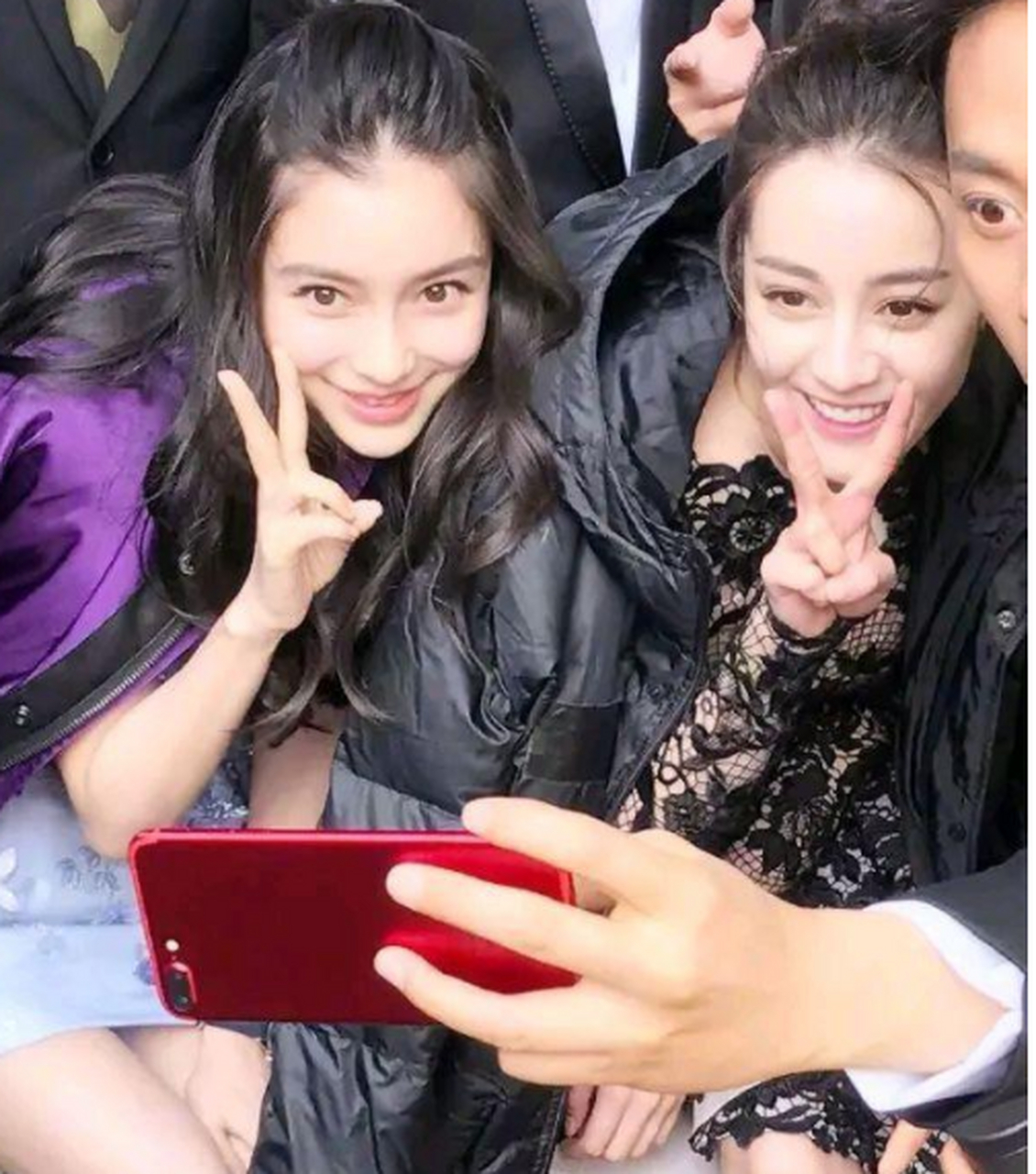 两大顶流女星迪丽热巴和杨颖的难得一见的同框,还是生图,两个都很美