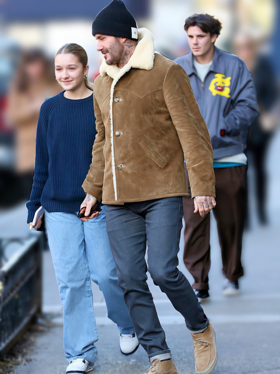 12岁的小七长得好漂亮啊～小贝在街上抱着闺女太宠爱,小七和他长得