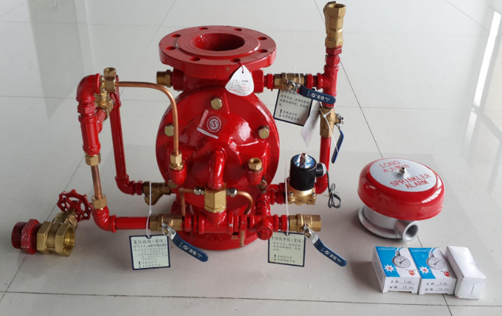 雨淋系统是由开式喷头,雨淋报警阀组,水流报警装置,管网,供水设施等