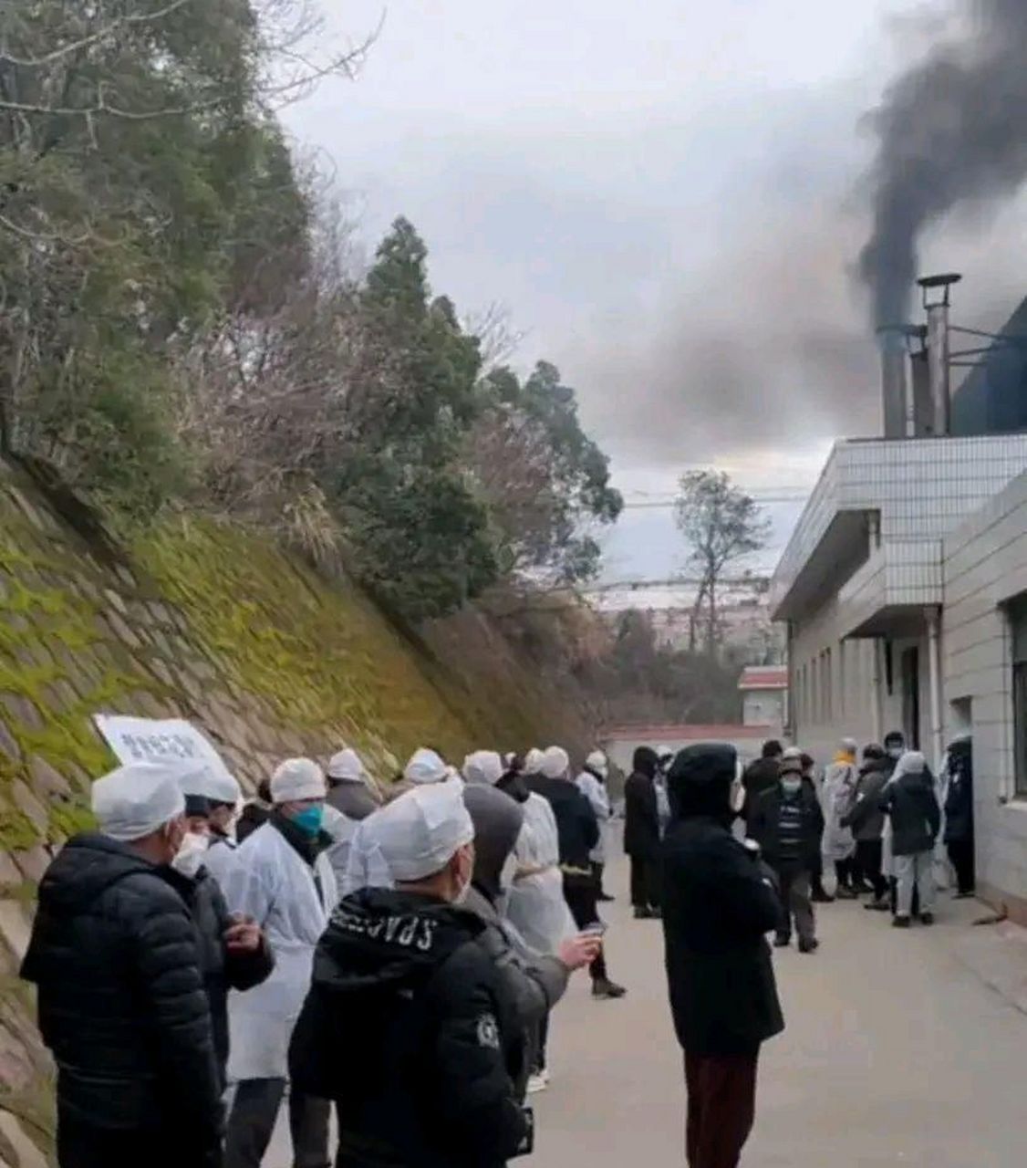 殡仪馆烟囱冒出滚滚黑烟.冲向空中.