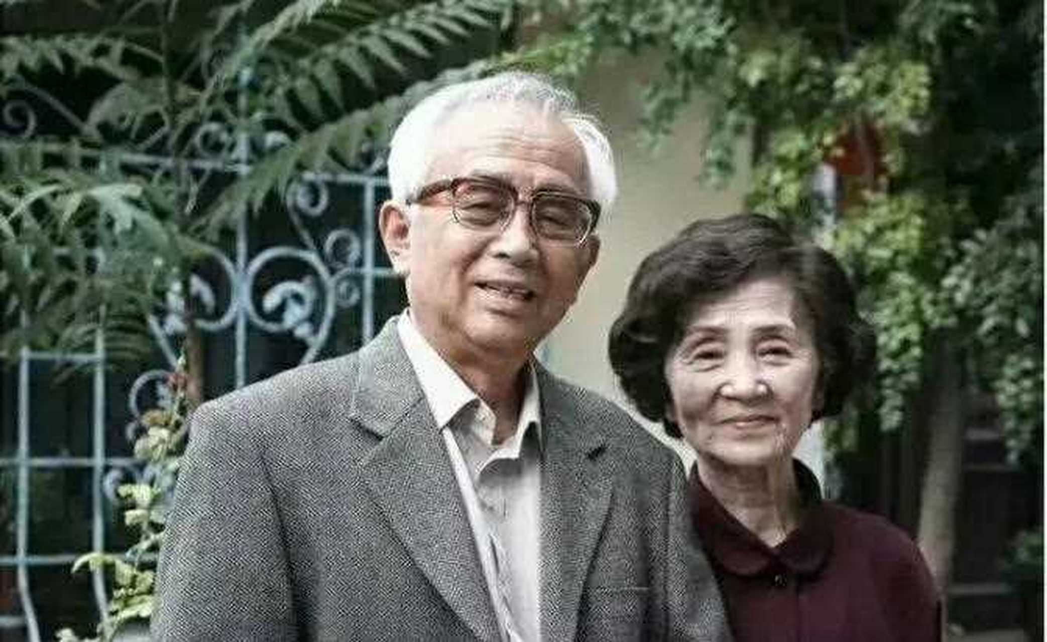 与妻子相伴59年恩爱如初 关山老师作为我国首批五名播音指导之一,在