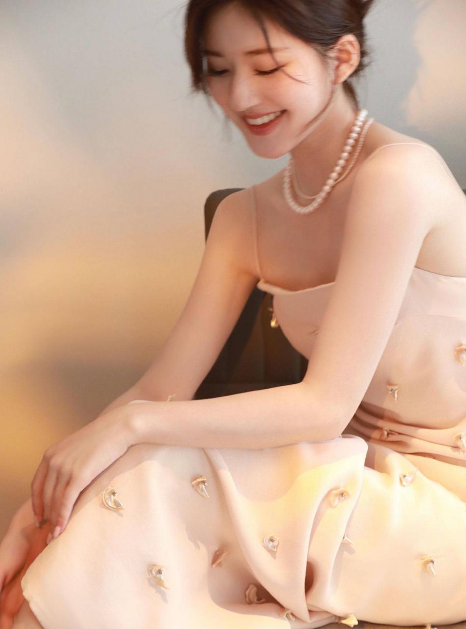 赵露思穿细吊带连衣裙秀薄背雪肤,温柔又古典.