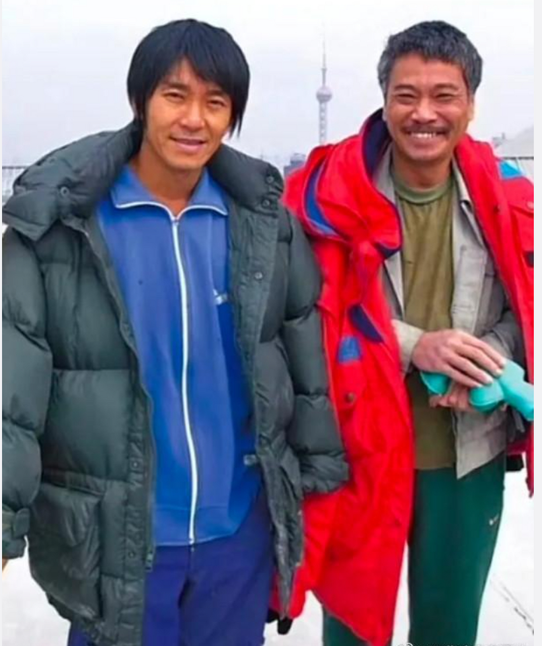 2000年,周星驰和吴孟达在拍摄《少林足球》期间的合影,这也是两人最后