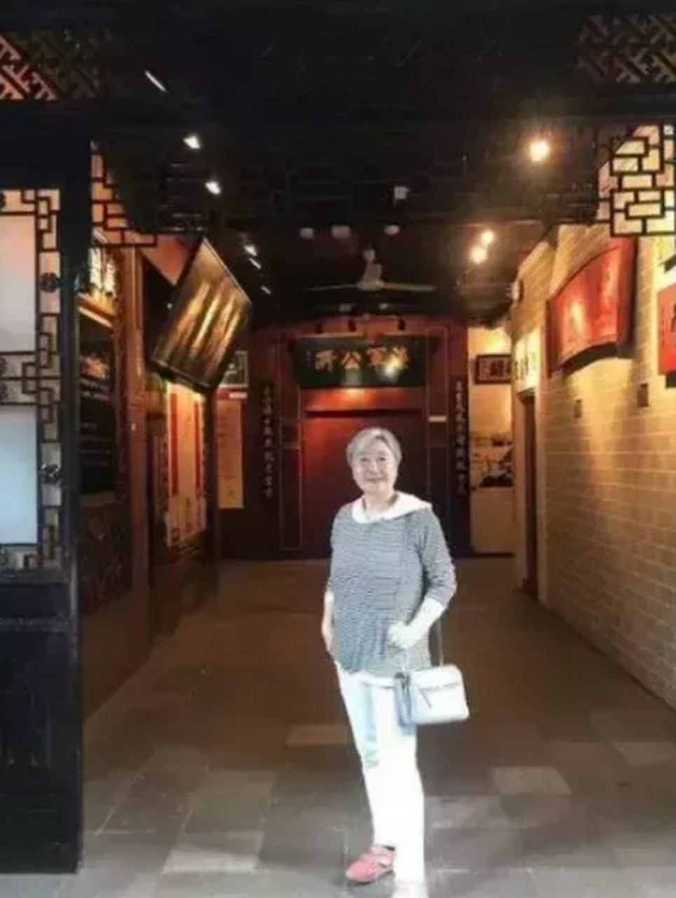 谢小沁是谢富治和刘湘屏唯一的女儿.