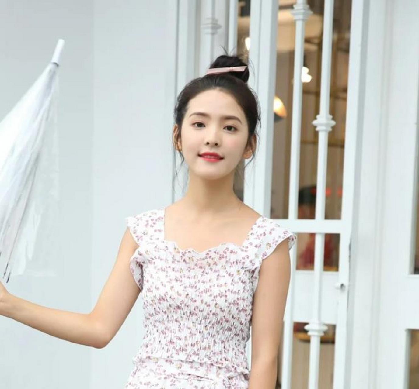 章若楠出道前当过模特时的照片,差点误以为是吴倩,好像啊.