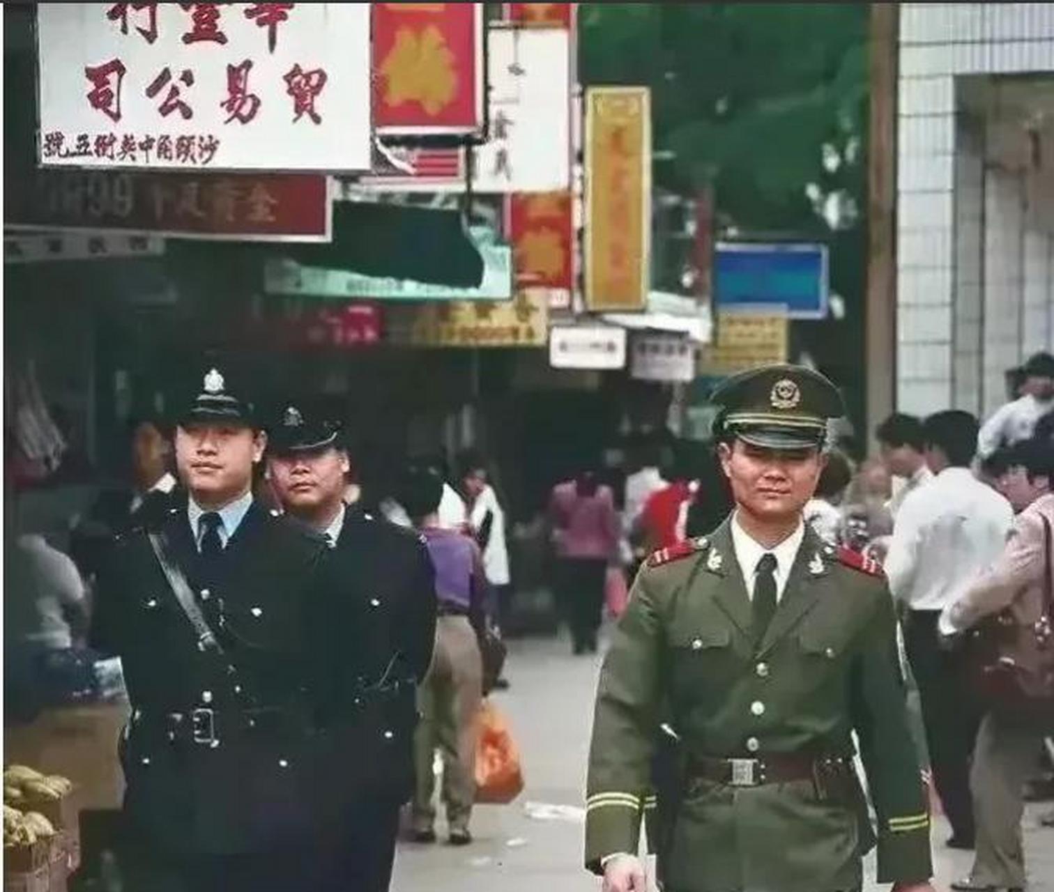 图为1996年香港回归前,位于香港和大陆分界线的深圳中英街,解放军边防