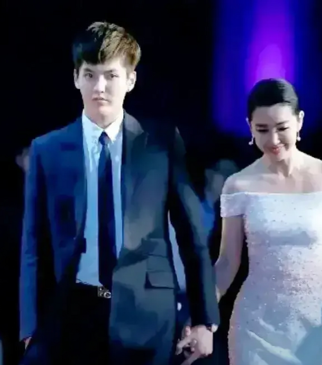 以下是关于吴亦凡的一些情况描述:  1,徐静蕾:徐静蕾是吴亦凡的支持者