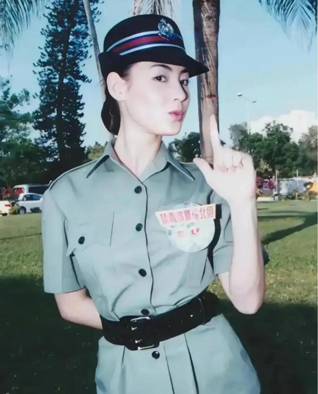 在照片中,张柏芝穿着一身警服,英姿飒爽,神采奕奕,十分惊艳.